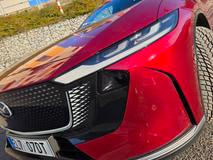 Přední maska odpovídá stylu ostatních modelů Mazda, po vzoru moderních elektromobilů je ale podsvícená. Designéři si s odlišením japonské verze od čínského originálu dali záležet.