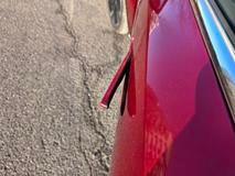 Výsuvné kliky dveří jsou jediným opravdu výrazným pozůstatkem čínského původu na vnějších tvarech: jde o prvek, který má v Číně většina elektromobilů.