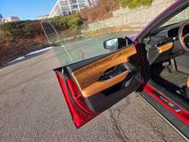 Dveře mají bezrámová okna.