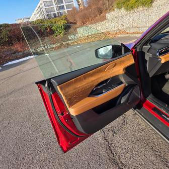 Dveře mají bezrámová okna.