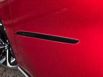 Jinak čistou boční linii narušuje prakticky jen malá černá lišta ve dveřích.