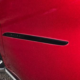 Jinak čistou boční linii narušuje prakticky jen malá černá lišta ve dveřích.