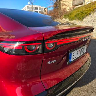 Zadní spoiler pomáhá s aerodynamikou.