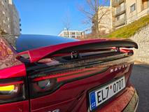 Vysouvá se automaticky podle rychlosti, lze ho ale aktivovat i ručně.