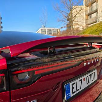 Vysouvá se automaticky podle rychlosti, lze ho ale aktivovat i ručně.