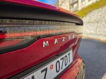 Logo vzadu nečekejte, moderní je jméno značky.