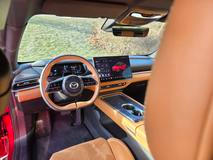 Interiér elektrické Mazdy 6e zvláště ve výbavě Takumi Plus vypadá i působí prémiově. Pomáhá béžové čalounění nejen sedadel, ale i volantu nebo palubní desky.