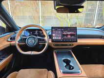 Na první pohled je interiér také velmi čistý a jednoduchý, čemuž nepomáhá absence v podstatě jakýchkoliv tlačítek. Vše se ovládá přes 14,6palcový dotykový displej. Je to asi nejvíce čínská funkce, jakou Mazda 6e má.