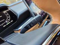 Volič převodovky je páčka pod volantem...