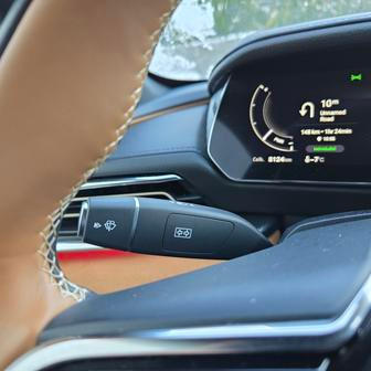 ...což ale také znamená, že na druhé páčce jsou sdružené blinkry, dálková světla a stěrače, lépe řečeno aktivace jednoho setření a ostřikovačů. Světla samotná, stejně jako intenzita stírání, se jinak musí nastavovat přes dotykovou obrazovku.