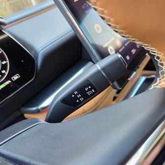 Volič převodovky je páčka pod volantem...