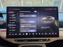 Elektrická Mazda má spoustu funkcí, spousta z nich je ale schovaná v různých podmenu palubního systému. Nastavit si lze v několika stupních rekuperaci, ale třeba také omezit výkon.