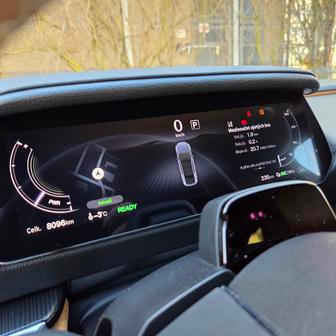 10,2palcová obrazovka před řidičem nabízí přehledné zpracování provozních údajů a určitě patří k nejlepším prvkům v celém interiéru.