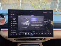 Také jako v Tesle je třeba nastavování zrcátek pomocí volantu.