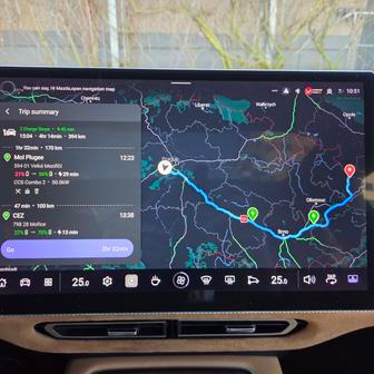 Podobně jako třeba v Tesle umí právě navigace naplánovat nabíjecí zastávky na předem zvolené trase. Navíc dynamicky přepočítá zbývající energii v baterii podle stylu jízdy.