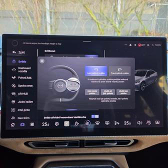 Také jako v Tesle je třeba nastavování zrcátek pomocí volantu.