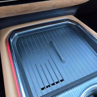 Nabíječka chytrých telefonů má 50 W a chlazení, takže se nabíjený telefon nepřehřívá.