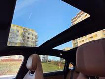 Panoramatické střešní okno je součástí standardní výbavy.