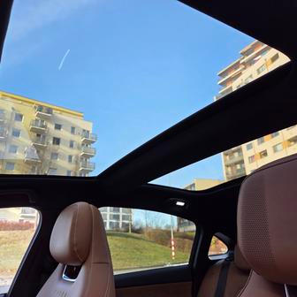 Panoramatické střešní okno je součástí standardní výbavy.