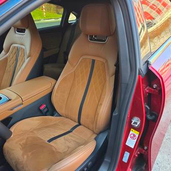 Sedadla jsou pohodlná, vpředu vyhřívaná i ventilovaná a k tomu čalouněná kombinací kůže Nappa a semiše.