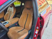 Sedadla jsou pohodlná, vpředu vyhřívaná i ventilovaná a k tomu čalouněná kombinací kůže Nappa a semiše.