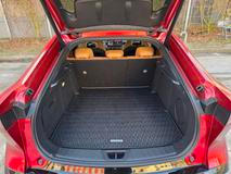 Kufr má základní objem 466 litrů a pravidelný tvar.