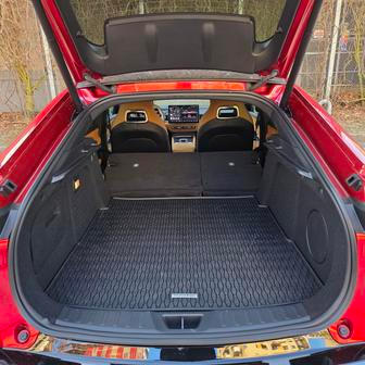 Po sklopení zadních sedadel vznikne rovná ložná plocha s objemem 1074 litrů.