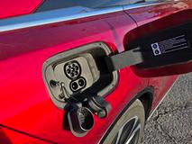 Menší baterie s kapacitou 68,8 kWh se nabízí maximálně 165 kW, u AC nabíjení je to standardních 11 kW.