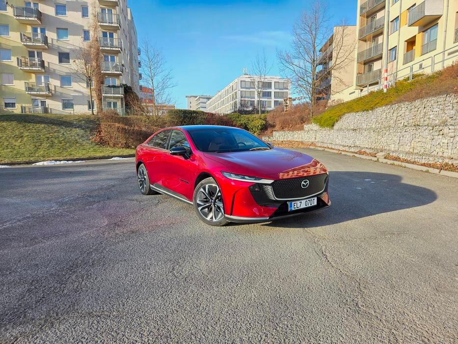 Výsledkem je model s pohonem zadních kol ve dvou verzích: se 190 kW a 68,8kWh baterií a 180 kW a 80kWh baterií. Větší baterka má výhodu delšího dojezdu, ale nabíjení maximálně 90 kW. Otestovali jsme proto menší akumulátor.