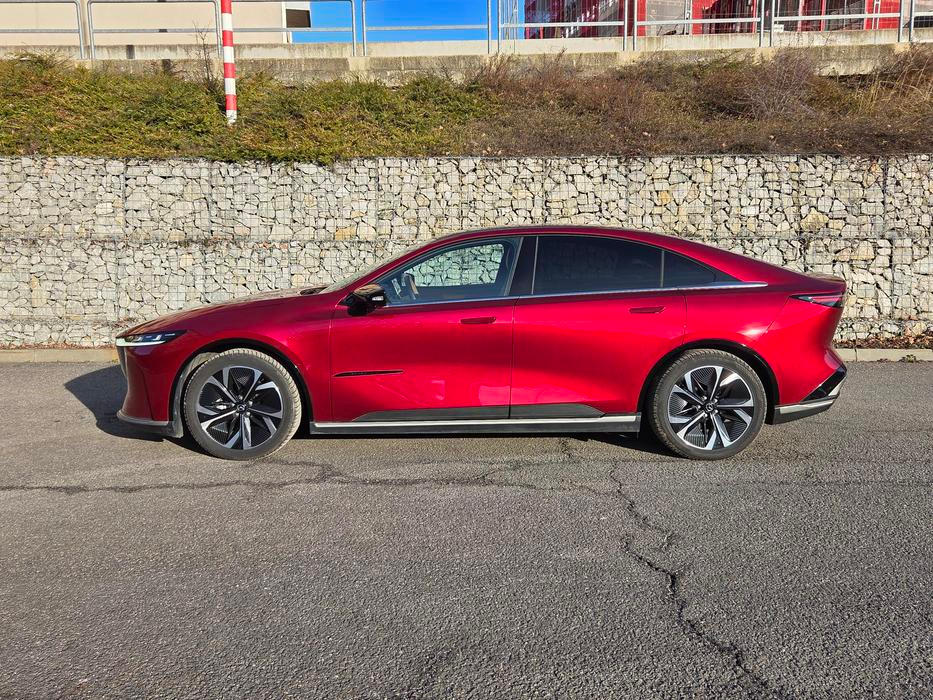 Na délku má 6e přes 4,9 metru, z čehož 2895 mm ukrajuje rozvor náprav.