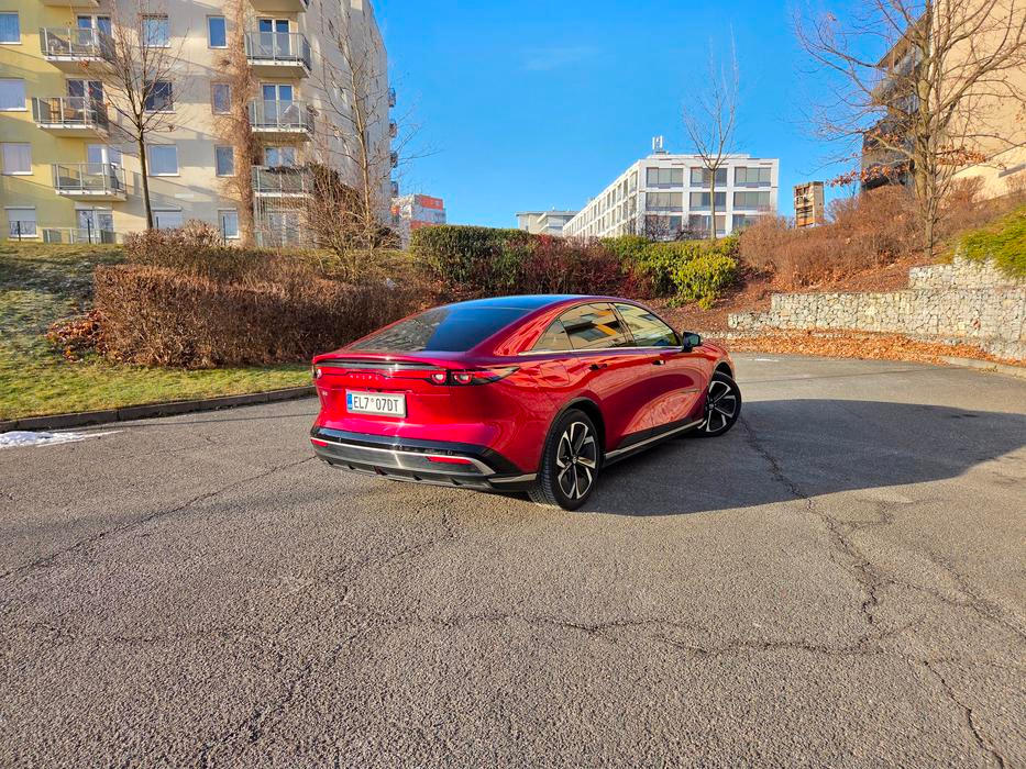 Základní cena je 1 069 900 korun a díky aktuální akci tolik stojí nejen základní verze Takumi, ale také lépe vybavené testované provedení Takumi Plus.