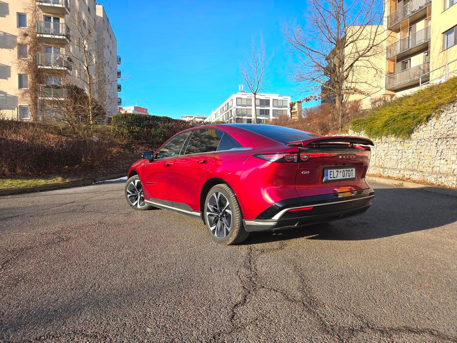 Za téměř 500 kilometrů si auto řeklo v testu o 22,7 kWh / 100 km, což dává dojezd zhruba kolem 300 kilometrů. Překvapila spotřeba ve městě a mimo něj, která i v teplotách pod nulou nepřesáhla 16 kWh / 100 km.