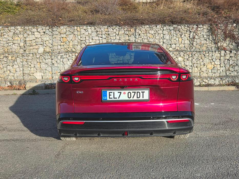 Problémem auta jsou jízdní vlastnosti, na silnici se totiž 6e nechová jako klasická Mazda. Má řízení bez výraznější zpětné vazby, podvozek je hodně komfortní.