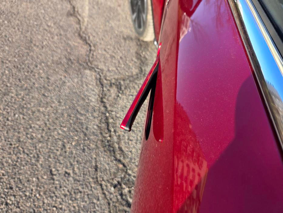 Výsuvné kliky dveří jsou jediným opravdu výrazným pozůstatkem čínského původu na vnějších tvarech: jde o prvek, který má v Číně většina elektromobilů.