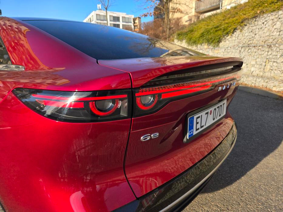 Zadní spoiler pomáhá s aerodynamikou.