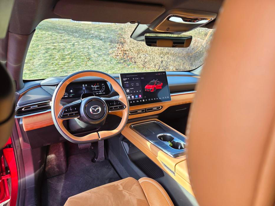 Interiér elektrické Mazdy 6e zvláště ve výbavě Takumi Plus vypadá i působí prémiově. Pomáhá béžové čalounění nejen sedadel, ale i volantu nebo palubní desky.