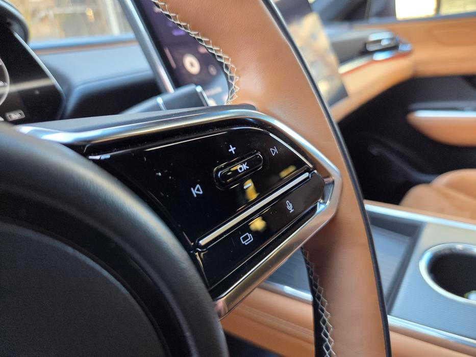 Na volantu jsou prakticky jediná tlačítka v celém interiéru. Klavírní lak není příliš praktický.
