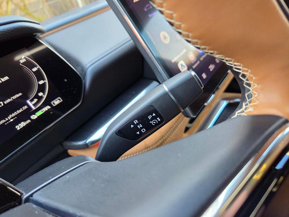 Volič převodovky je páčka pod volantem...