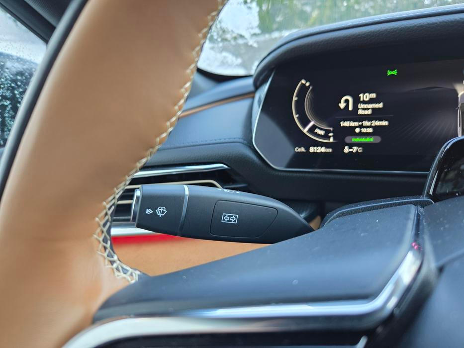 ...což ale také znamená, že na druhé páčce jsou sdružené blinkry, dálková světla a stěrače, lépe řečeno aktivace jednoho setření a ostřikovačů. Světla samotná, stejně jako intenzita stírání, se jinak musí nastavovat přes dotykovou obrazovku.