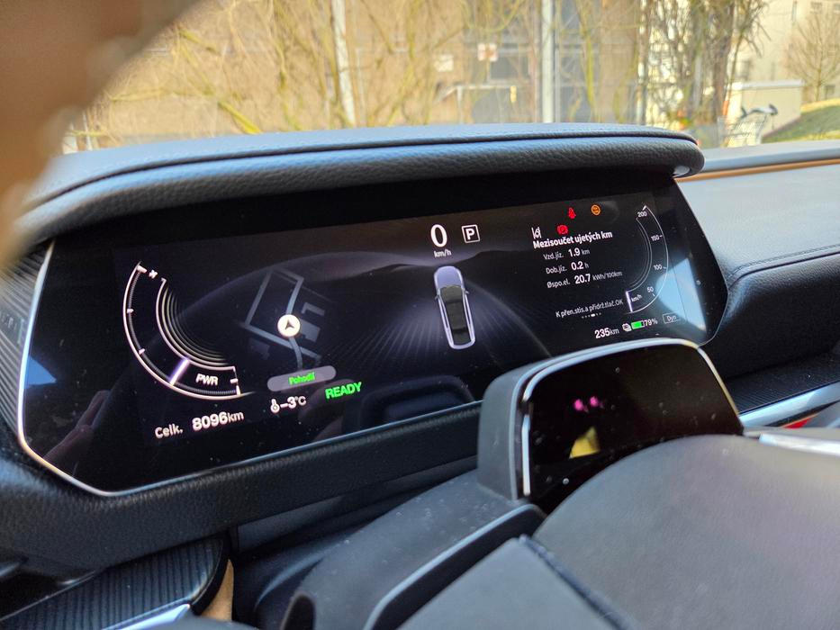 10,2palcová obrazovka před řidičem nabízí přehledné zpracování provozních údajů a určitě patří k nejlepším prvkům v celém interiéru.