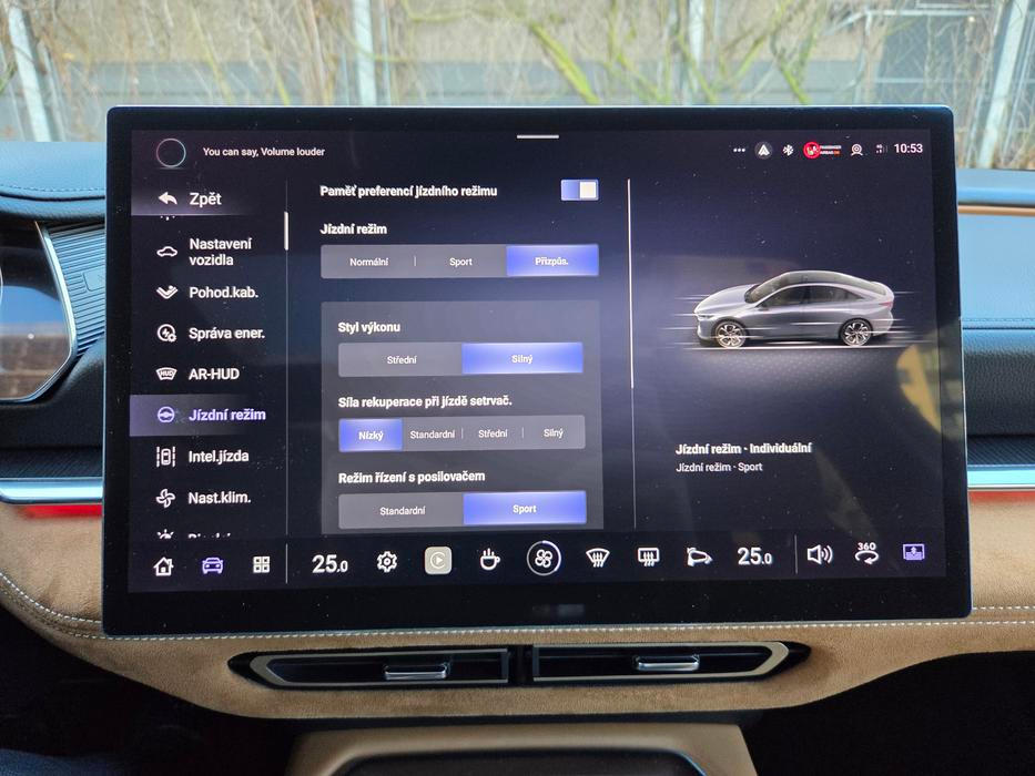 Elektrická Mazda má spoustu funkcí, spousta z nich je ale schovaná v různých podmenu palubního systému. Nastavit si lze v několika stupních rekuperaci, ale třeba také omezit výkon.