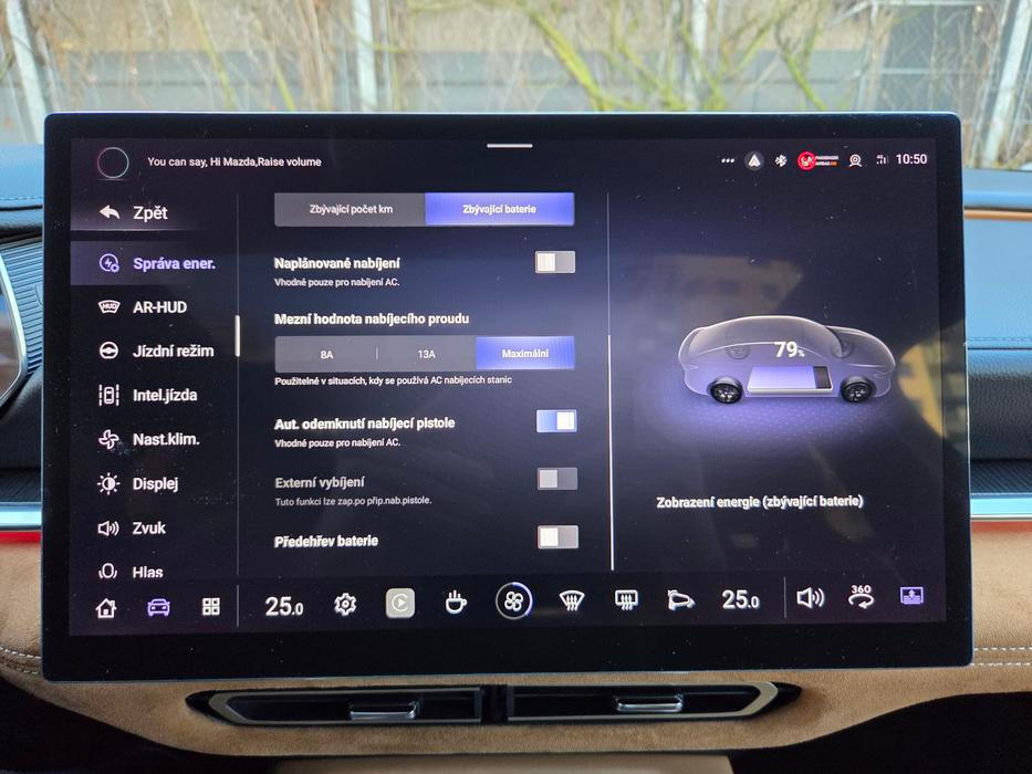 Nechybí předehřev baterie, který se aktivuje automaticky i tehdy, když je v navigaci jako cíl zadána nabíjecí stanice.