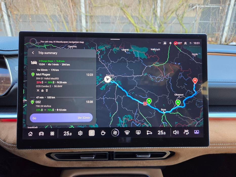 Podobně jako třeba v Tesle umí právě navigace naplánovat nabíjecí zastávky na předem zvolené trase. Navíc dynamicky přepočítá zbývající energii v baterii podle stylu jízdy.