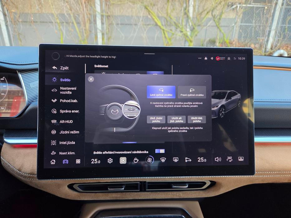 Také jako v Tesle je třeba nastavování zrcátek pomocí volantu.