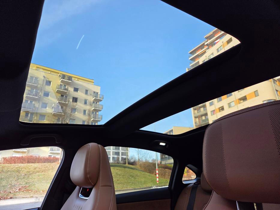 Panoramatické střešní okno je součástí standardní výbavy.