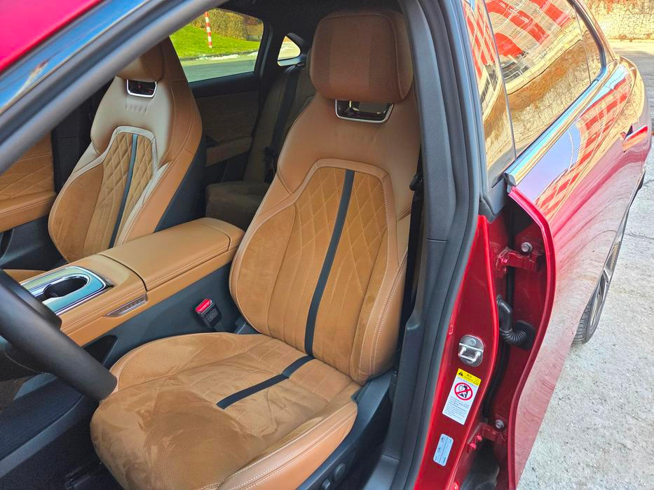 Sedadla jsou pohodlná, vpředu vyhřívaná i ventilovaná a k tomu čalouněná kombinací kůže Nappa a semiše.