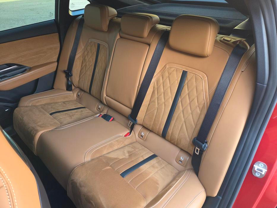 Vzadu je spousta místa před koleny, nad hlavou už je to i díky se svažující střeše o kousek horší.