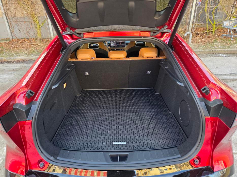 Kufr má základní objem 466 litrů a pravidelný tvar.