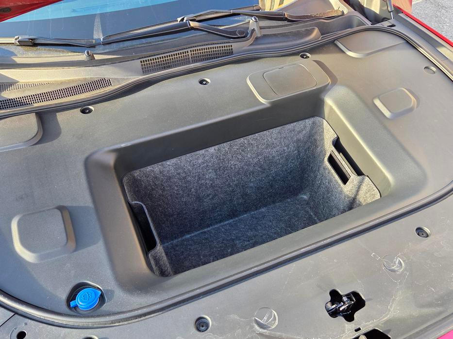 Vpředu je pak 72litrový frunk.