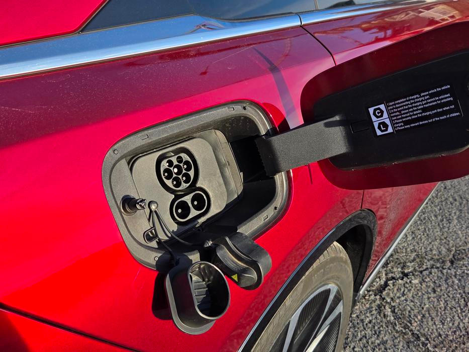 Menší baterie s kapacitou 68,8 kWh se nabízí maximálně 165 kW, u AC nabíjení je to standardních 11 kW.